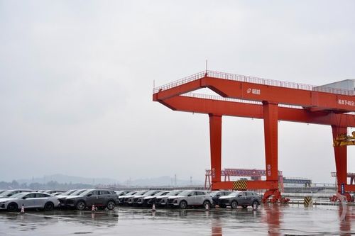 渝車出海提速 重慶東環(huán)鐵路首發(fā)“重慶造”汽車，鳳凰網(wǎng)重慶聚焦道路普通貨運(yùn)新機(jī)遇